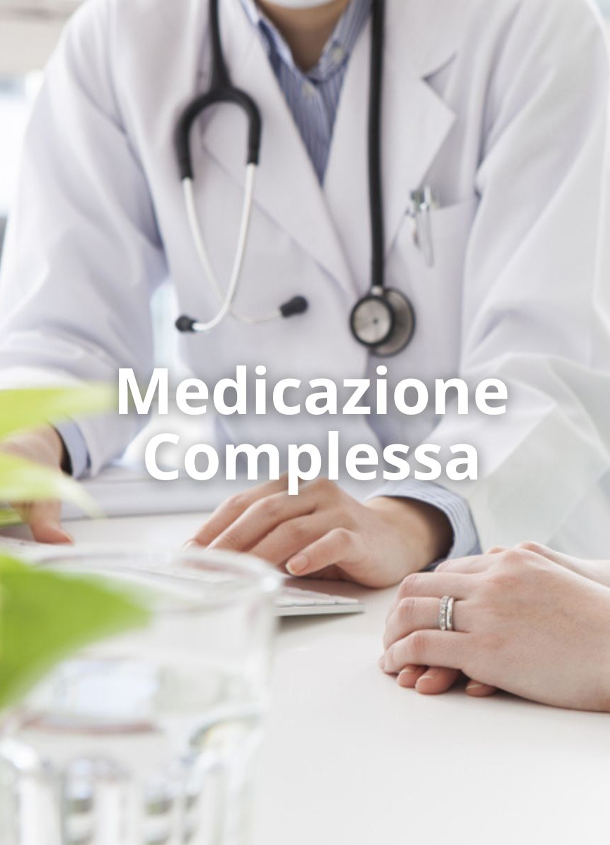 Infermiere con paziente. In sovrimpressione "medicazione complessa"