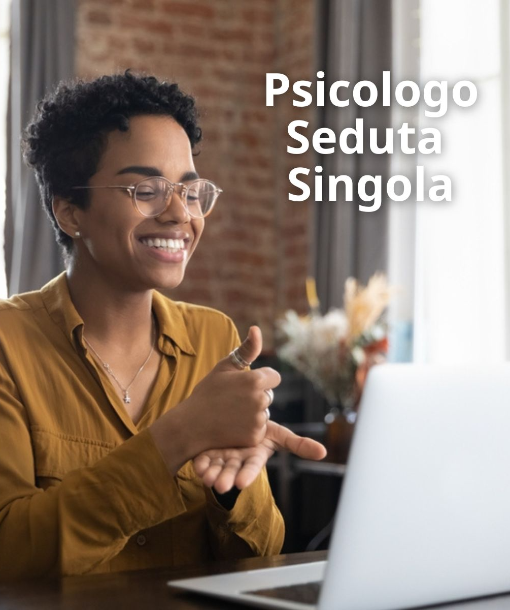 Persona sorridente davanti al computer. In sovrimpressione "Psicologo Seduta Singola"